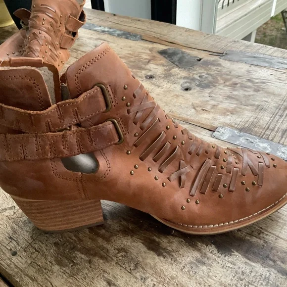 Catepillar CAT tan leather boots 8. - Picture 9 of 14